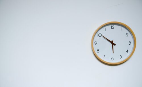 Clock measuring time elapsed between a death and a funeral