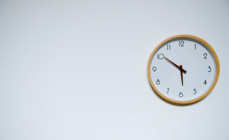 Clock measuring time elapsed between a death and a funeral